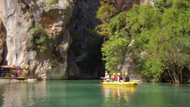 Unbekannte rafting in Gummiboot in der Goynuk-Schlucht in Antalya, Türkei — Stockvideo