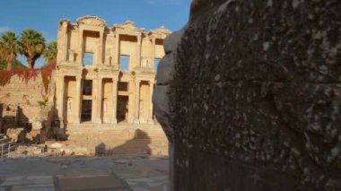 Türkiye 'nin Efes kentindeki Celsus Kütüphanesi