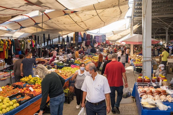 Traditioneller türkischer Markt während der Coronavirus-Pandemie in der Türkei — Stockfoto