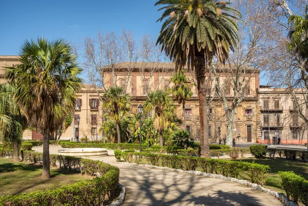 Vila Bonanno veřejná zahrada v březnu v Palermu, Itálie — Stock fotografie