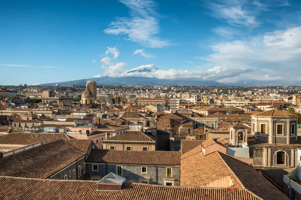 Paesaggio urbano di Catania con vista sul vulcano Etna in Sicilia. — Foto Stock