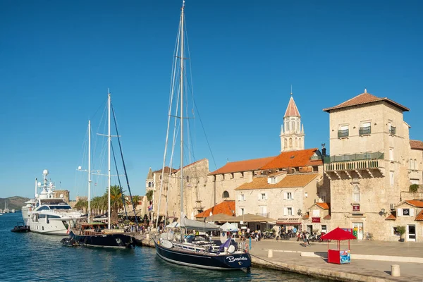 Vista histórica da orla da cidade velha de Trogir, Dalmácia, Croácia — Fotografia de Stock