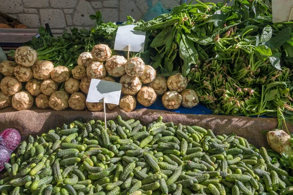 Różnorodność świeżych warzyw na lokalnym rynku w Turcji — Zdjęcie stockowe