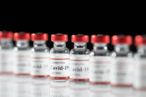 Covid-19 coronavirus vakcina injekciós üvegek közelkép — Stock Fotó