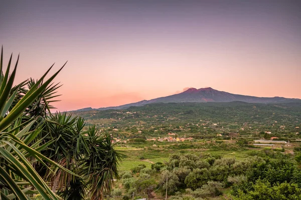 Majestosa paisagem vulcânica Etna ao amanhecer na Sicília, Itália — Fotografia de Stock