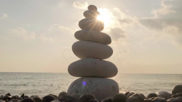 Πέτρες ισορροπίας στην παραλία το ηλιοβασίλεμα — Αρχείο Βίντεο