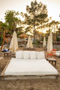 Günbatımında Kemer sahilinde büyük çift kişilik yatak, Antalya, Türkiye