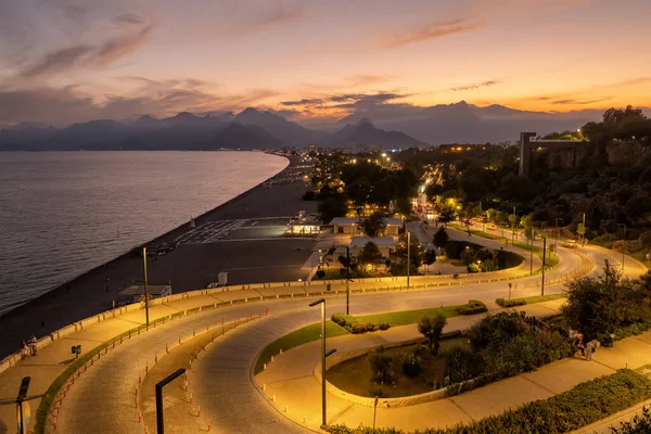 Playa de Konyaalti, montañas y el mar Mediterráneo en Antalya, Turquía —  Fotos de Stock