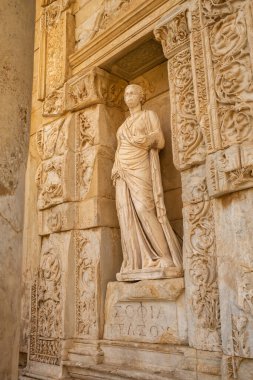 Türkiye 'nin Efes kentindeki Celsus Kütüphanesi cephesinde antik heykel