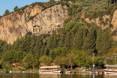 Türkiye 'nin Mugla ilinin Dalyan ilçesindeki Kaunos antik kentinde taş kesimli tapınak mezarları.