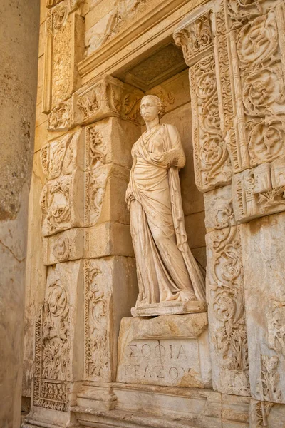 Antike Statue an der Fassade der Bibliothek des Celsus in der antiken Stadt Ephesus, Türkei — Stockfoto