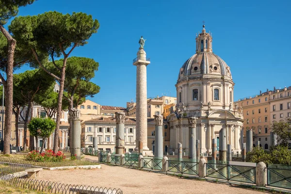 Trajans oszlop és fórum és Santa Maria di Loreto templom Rómában — Stock Fotó