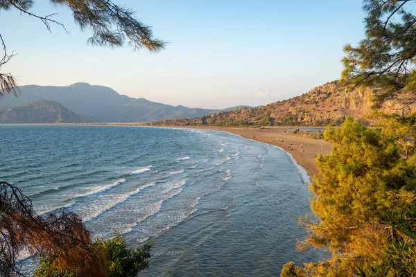 Praia de tartaruga Iztuzu ao pôr-do-sol perto da aldeia Dalyan, Turquia — Fotografia de Stock