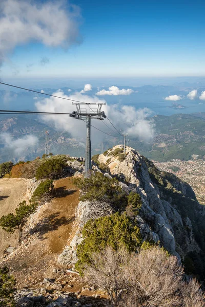 Babadag berg met kabelbaan naar Oludeniz en Fethiye steden in Turkije. — Stockfoto