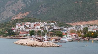 Alacakaranlıkta Kas deniz feneri ve limanı, Türkiye
