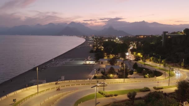 Praia Konyaalti, montanhas e mar Mediterrâneo em Antalya, Turquia — Vídeo de Stock