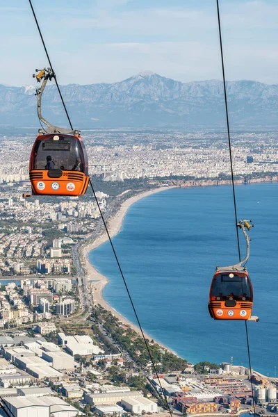 Kabelbaan Teleferik naar Tunektepe berg in Antalya, Turkije — Stockfoto