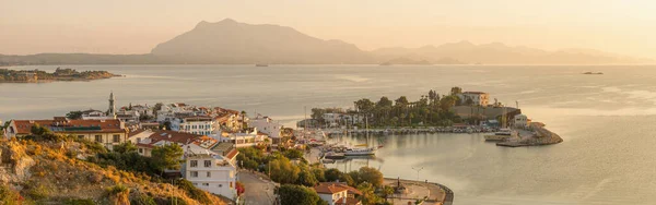 Datca kikötő panorámája napkeltekor, Mugla, Törökország — Stock Fotó