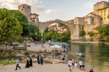 Stari Eski Mostar 'da günbatımında çoğu köprü, BIH
