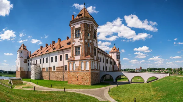 Панорама Мирского замкового комплекса в г. Мир, Беларусь — стоковое фото