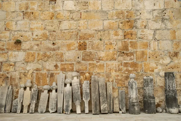 Παλιές μουσουλμανικές επιτύμβιες στήλες κοντά στο τείχος στην αυλή του τζαμιού στην πόλη Σέλτσουκ της Τουρκίας — Φωτογραφία Αρχείου
