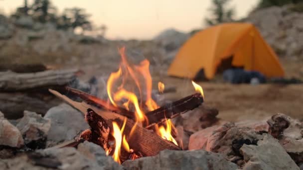 Bonfire burning in tourist camp in mountains. — Stock Video