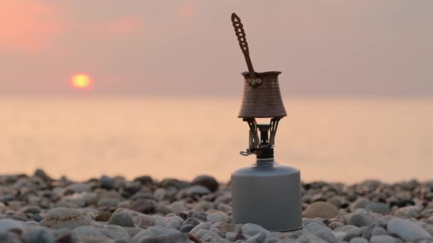 Koken van Turkse koffie in cezve op leeg strand bij zonsopgang in Turkije — Stockvideo