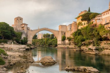 Stari Eski Mostar 'da günbatımında çoğu köprü, BIH