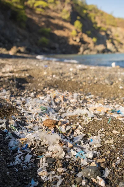 Petites pièces en plastique et microplastiques sur la plage de sable — Photo