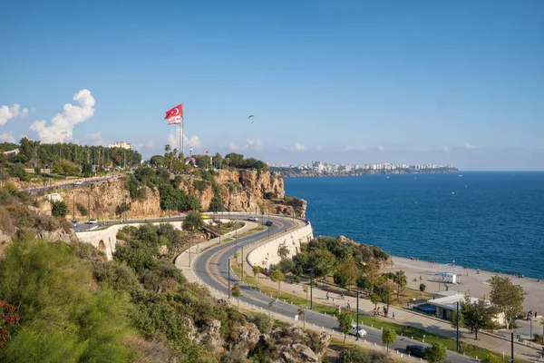 Paraglider vliegen over het Konyaalti strand in Antalya, Turkije — Stockfoto