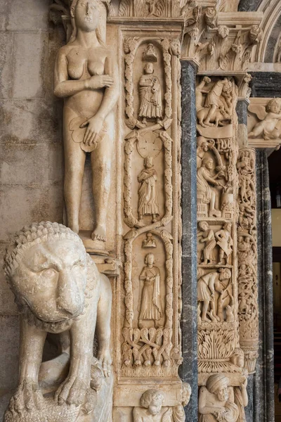 Detalle del portal Radovans de la catedral de San Lorenzo en Trogir, Croacia. —  Fotos de Stock