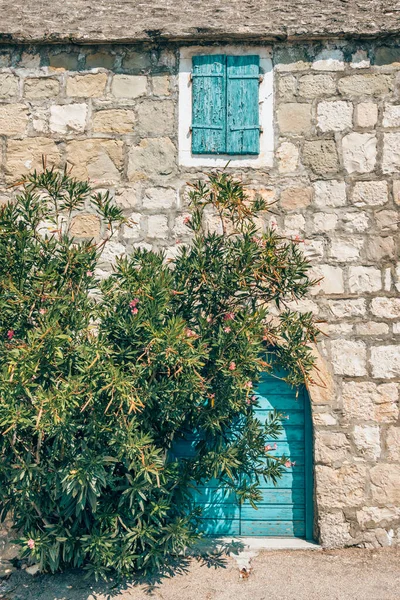 Casa de piedra tradicional con puerta y ventana azul en Croacia — Foto de Stock