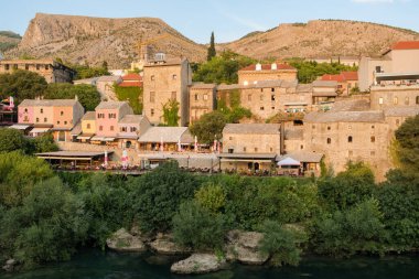 BH 'nin batımında Mostar Eski Kent manzarası