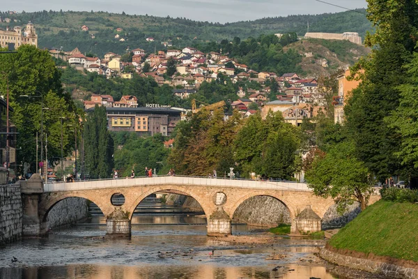 Pont Latin sur la rivière Miljacka à Sarajevo, BIH — Photo