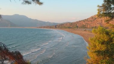 Türkiye 'nin Dalyan köyü yakınlarında gün batımında Iztuzu kaplumbağa plajı