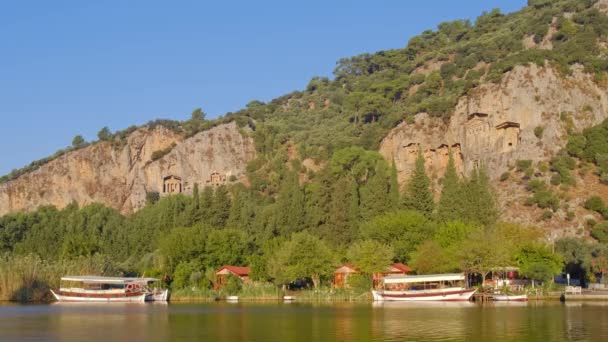 Tumbas de la antigua ciudad Kaunos en Dalyan, Mugla, Turquía. — Vídeos de Stock