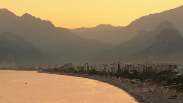 Praia de Antalya Konyaalti ao pôr do sol, Turquia — Vídeo de Stock