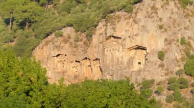 Türkiye 'nin Dalyan kentindeki Kaunos antik kentinde taş kesimli tapınak mezarları.