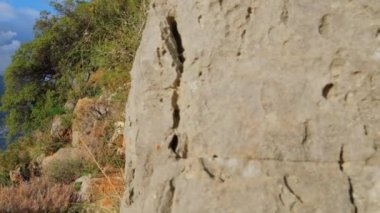Türkiye 'de Lycian usulü bir yürüyüş rotasında antik kaya kesimli Lycian mezarları
