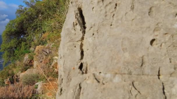 Túmulos lícios de corte rochoso antigos em uma rota de trekking de maneira lícia na Turquia — Vídeo de Stock