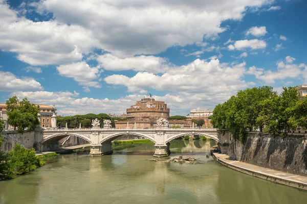 Szent Angelo vár és híd a Tiber folyó felett Rómában — Stock Fotó