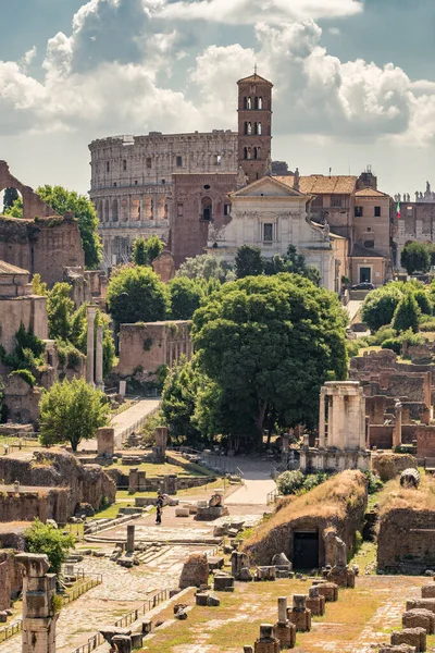 Cityscape com marcos da Roma antiga — Fotografia de Stock