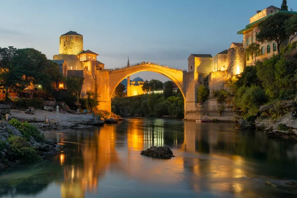 Stari Mais ponte à noite na cidade velha de Mostar, BIH — Fotografia de Stock