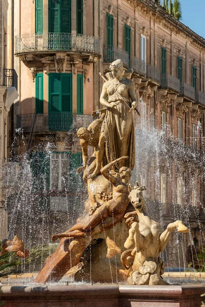 Fontaine Diana sur la place Archimède dans la vieille ville de Syracuse en Sicile, Italie — Photo