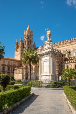 Palermo Katedrali 'nin önündeki heykel mavi gökyüzüne karşı, Sicilya