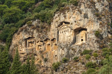 Türkiye 'nin Dalyan kentindeki Kaunos antik kentinde taş kesimli tapınak mezarları.