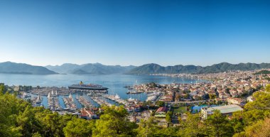 Mugla ilinin Marmaris tatil beldesinin şehir manzarası, Türkiye.