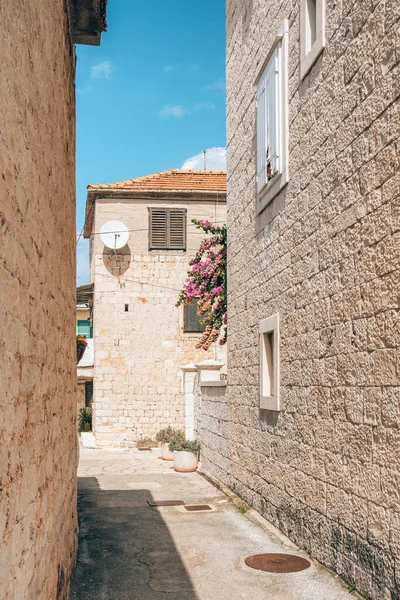 Hırvatistan 'ın Trogir kentindeki Dar Sokak. — Stok fotoğraf