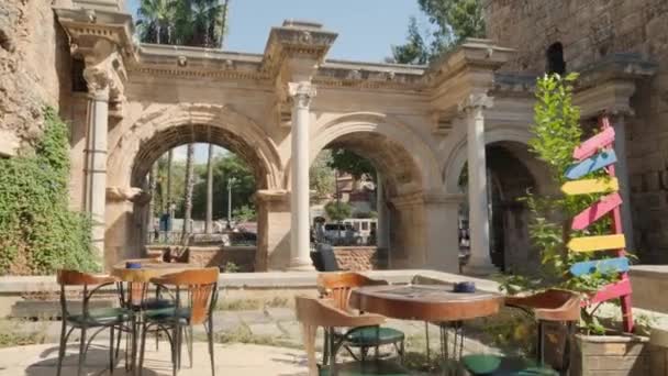 Hadrians Gate in der Altstadt von Antalya — Stockvideo