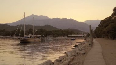 Türkiye 'nin Antalya ilinin Kemer tatil beldesi limanındaki turist yolcu gemisi